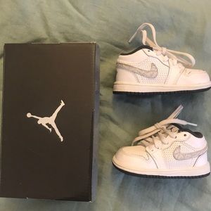 Kids Air Jordan 1 Phat Low Sneakers (Size 4C)✨